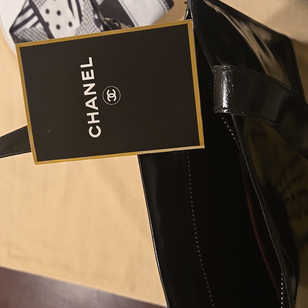 CHANEL PATENT LEATHER TOTE - Picture 15 of 17